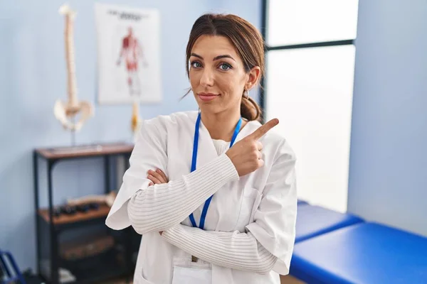 Ung Brunett Kvinna Som Arbetar Smärta Återhämtning Klinik Pekar Med — Stockfoto