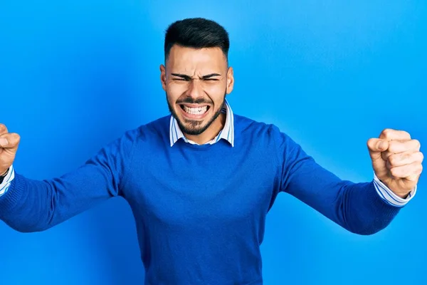 Homem Hispânico Jovem Com Barba Vestindo Camisola Azul Casual Irritado — Fotografia de Stock