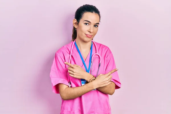 Doktor Üniforması Giyen Genç Esmer Kadın Steteskop Iki Tarafı Parmaklarıyla — Stok fotoğraf