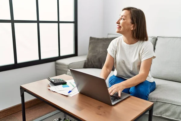 Medioevo Donna Ispanica Utilizzando Computer Portatile Facendo Finanze Nazionali Casa — Foto Stock