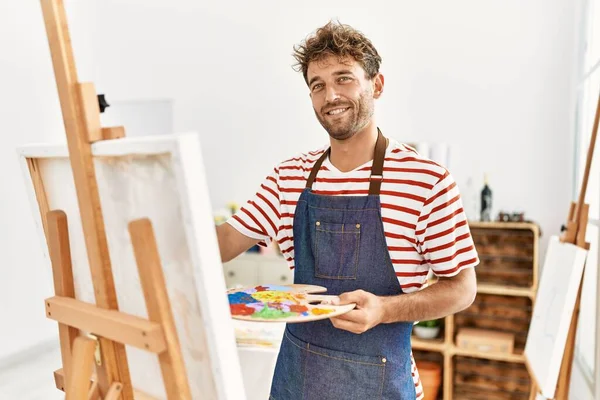 Joven Hombre Hispano Sonriendo Confiado Dibujo Estudio Arte —  Fotos de Stock