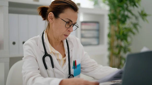 Mujer Hispana Mediana Edad Vistiendo Uniforme Médico Trabajando Clínica — Foto de Stock