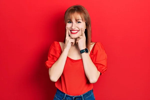 Kırmızı Tişörtlü Kızıl Saçlı Genç Kadın Ağzı Açık Gülümsüyor Parmakları — Stok fotoğraf