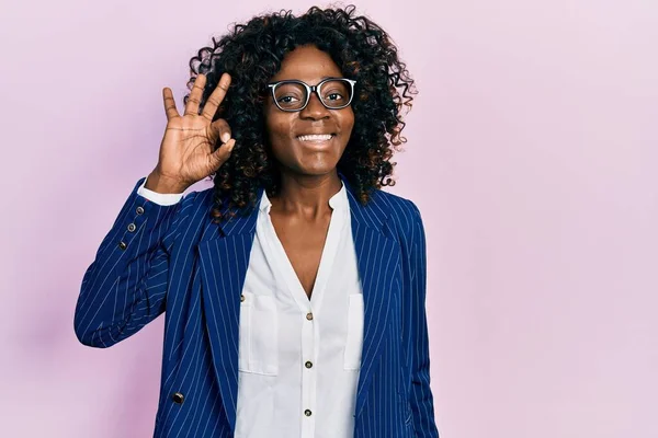 Молода Афро Американська Жінка Діловому Одязі Окуляри Посміхаються Позитивно Роблячи — стокове фото