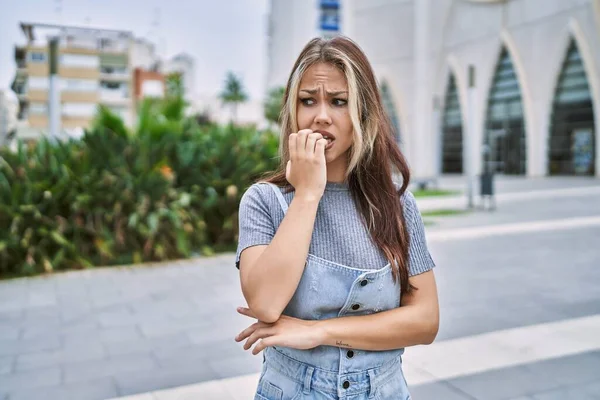 Giovane Donna Caucasica All Aperto Cercando Stressato Nervoso Con Mani — Foto Stock