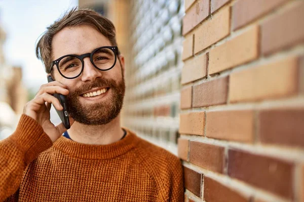 Kaukasischer Mann Mit Bart Telefoniert Einem Sonnigen Tag Freien — Stockfoto