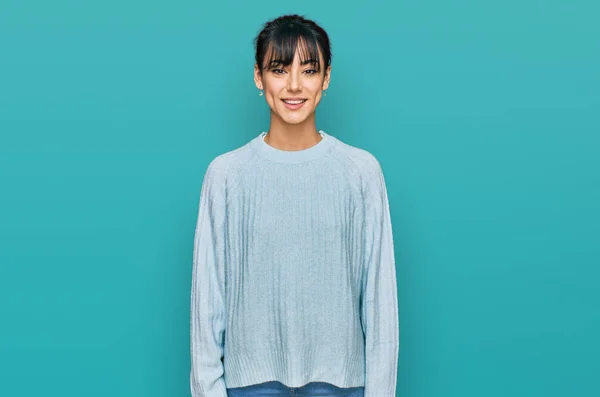 Mujer Hispana Joven Que Viste Ropa Casual Con Una Sonrisa — Foto de Stock