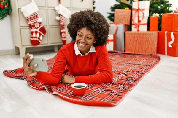 Jovem Afro Americana Fazer Selfie Pelo Smartphone Deitado Árvore Natal — Fotografia de Stock