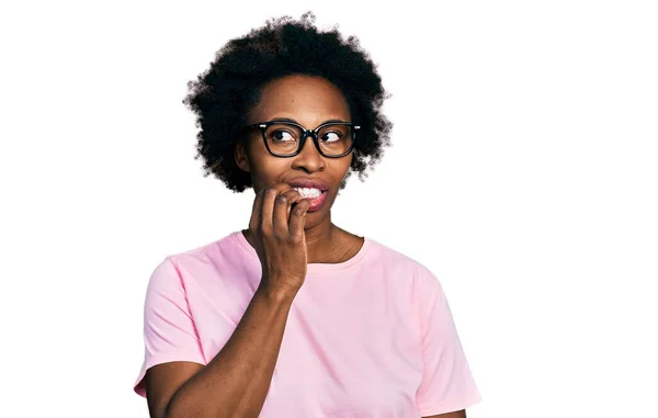 非洲裔美国女人 身穿休闲装 戴着眼镜 双手放在咬指甲的嘴上 看起来很紧张 很紧张 焦虑问题 — 图库照片