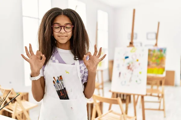Jong Afrikaans Amerikaans Meisje Schilderen Kunststudio Ontspannen Glimlachen Met Ogen — Stockfoto