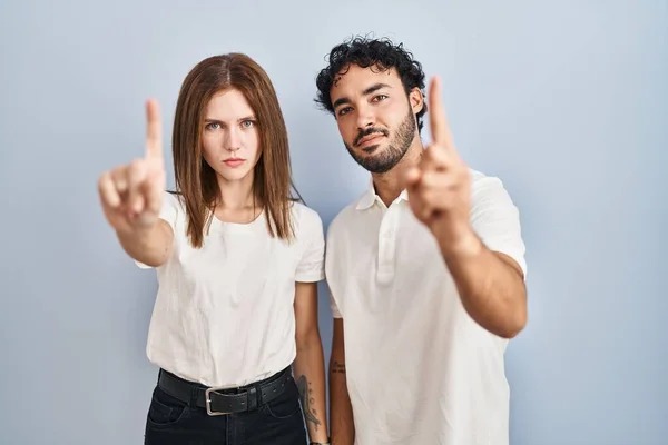 Unga Par Casual Kläder Står Tillsammans Pekar Med Fingret Upp — Stockfoto