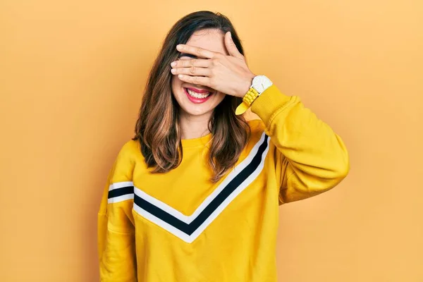 Jong Latijns Amerikaans Meisje Casual Kleren Lachend Lachend Met Hand — Stockfoto