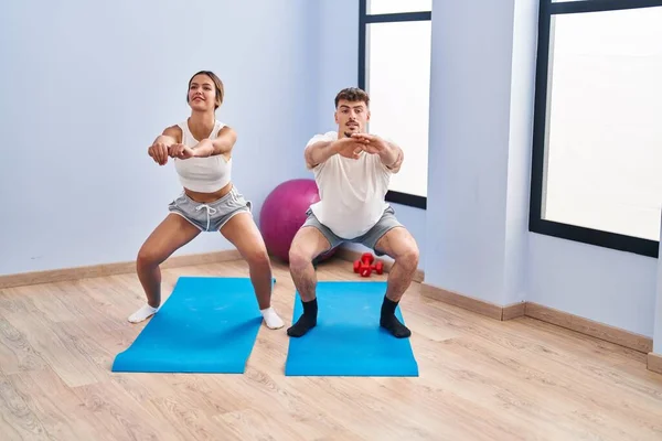 Jovem Homem Mulher Casal Sorrindo Treinamento Confiante Pernas Exercício Centro — Fotografia de Stock