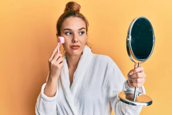 Mujer Rubia Joven Con Bata Que Sostiene Cepillo Removedor Maquillaje — Foto de Stock