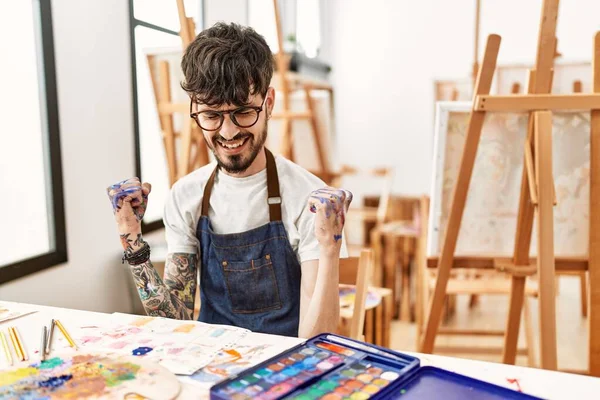 Sanat Stüdyosunda Sakallı Spanyol Bir Adam Çok Mutlu Heyecanlı Kolları — Stok fotoğraf