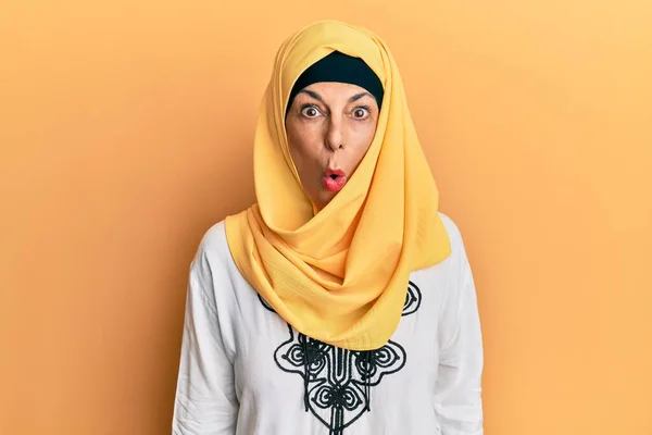 Středověká Hispánská Žena Nosí Tradiční Islámský Hidžáb Šátek Strach Šokován — Stock fotografie