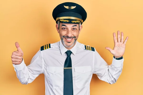 Stilig Medelålders Man Med Grått Hår Bär Flygplan Pilot Uniform — Stockfoto