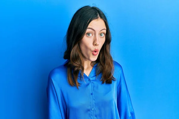 Mladá Brunetka Žena Neformální Modré Košili Strach Šokovaný Překvapením Výraz — Stock fotografie