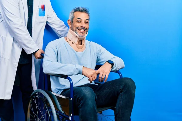 Tekerlekli Sandalyedeki Gri Saçlı Yakışıklı Orta Yaşlı Adam Rahim Boynu — Stok fotoğraf