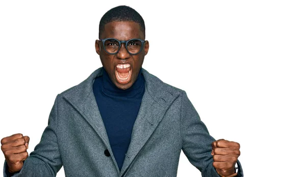 ビジネス服や眼鏡を身に着けている若いアフリカ系アメリカ人の男性は怒りで叫んでいる間 怒りと怒りの拳を上げ怒っている 怒りと攻撃的な考え方 — ストック写真