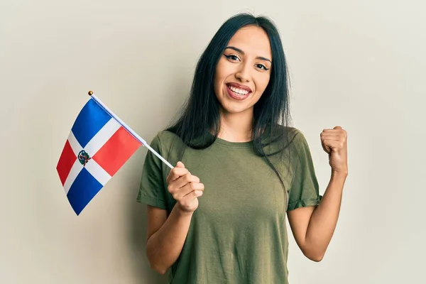 Jong Hispanic Meisje Houden Dominicaanse Republiek Vlag Wijzen Duim Naar — Stockfoto