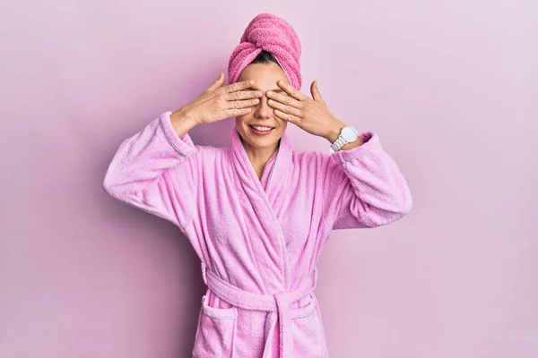 Jovem Loira Vestindo Touca Toalha Banho Roupão Banho Cobrindo Olhos — Fotografia de Stock