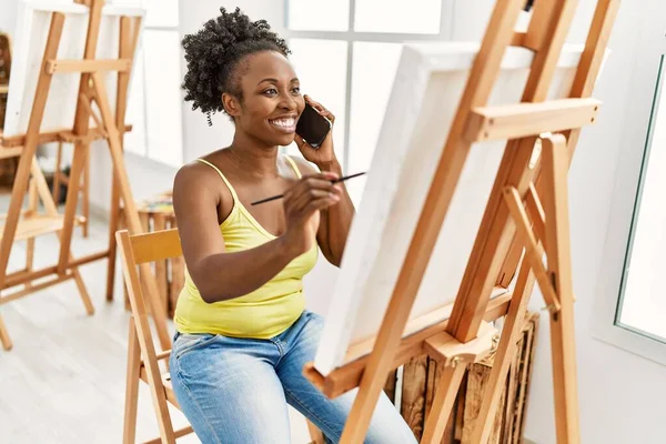 Ung Afrikansk Amerikansk Konstnär Kvinna Talar Smartphone Ritning Konst Studio — Stockfoto