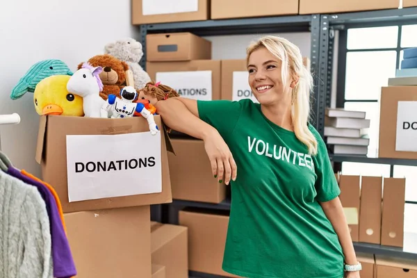Genç Sarışın Gönüllü Kız Gülümsüyor Yardım Merkezinde Mutlu Duruyor — Stok fotoğraf
