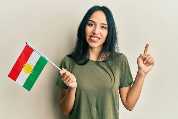 Menina Hispânica Jovem Segurando Bandeira Curdistão Sorrindo Feliz Apontando Com — Fotografia de Stock