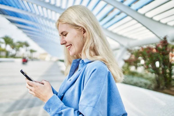 Junge Blonde Frau Einem Sonnigen Tag Mit Smartphone Freien — Stockfoto