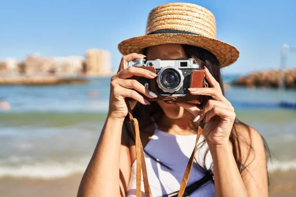 Young Hispanic Woman Smiling Confident Using Camera Seaside — Stock Photo, Image