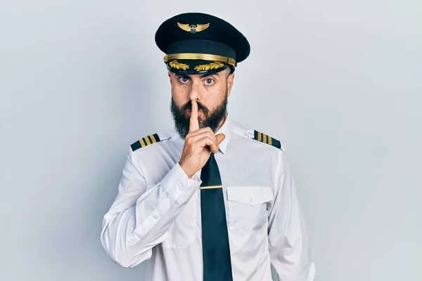 Giovane Ispanico Uniforme Pilota Aeroplano Che Chiede Stare Zitto Con — Foto Stock