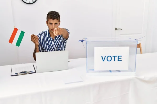 Joven Hombre Hispano Guapo Las Elecciones Campaña Política Con Bandera — Foto de Stock