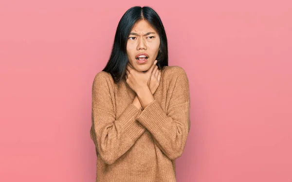 Beautiful Young Asian Woman Wearing Casual Winter Sweater Shouting Suffocate — Stock Photo, Image