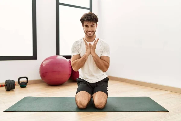 Jonge Spaanse Man Glimlachend Zelfverzekerde Training Yoga Oefening Sportcentrum — Stockfoto
