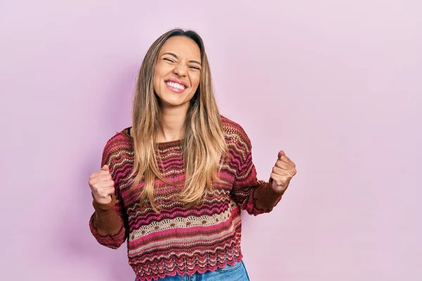 Vacker Latinamerikansk Kvinna Bär Hippie Tröja Glada För Framgång Med — Stockfoto