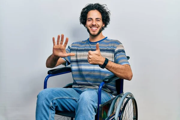 Tekerlekli Sandalyede Oturan Yakışıklı Spanyol Adam Kendini Beğenmiş Mutlu Bir — Stok fotoğraf