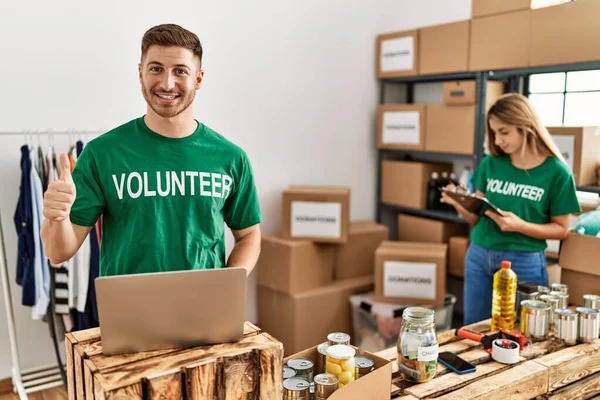 Joven Hombre Mujer Vistiendo Camiseta Voluntaria Las Donaciones Pie Sonriendo —  Fotos de Stock