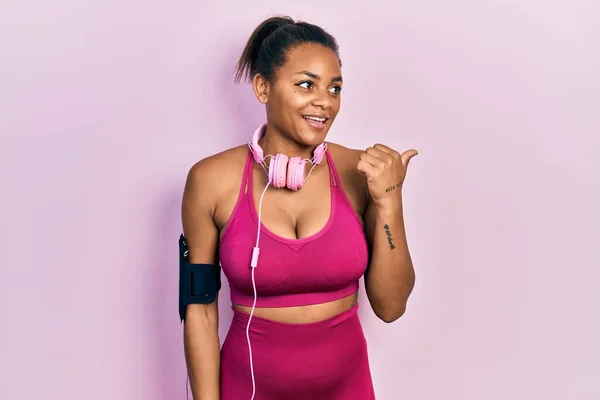 Fiatal Afro Amerikai Lány Tornaruhát Visel Fejhallgatót Használ Boldog Arccal — Stock Fotó
