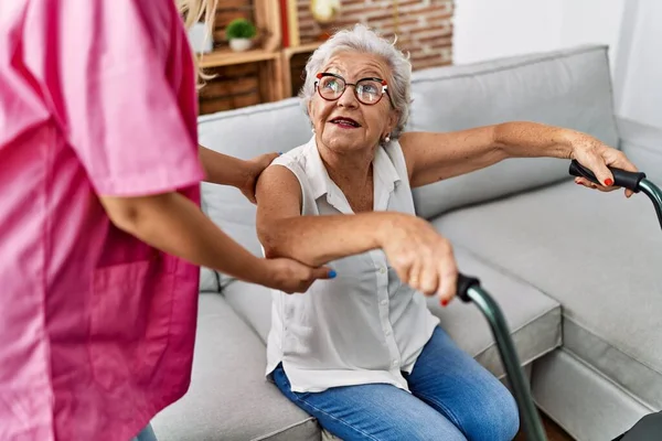 Oudere Grijs Harige Vrouw Patiënt Ondersteund Voor Verpleegkundige Walker Bij — Stockfoto