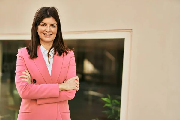 Hermosa Mujer Negocios Hispana Con Chaqueta Elegante Sonriendo Feliz Ciudad —  Fotos de Stock