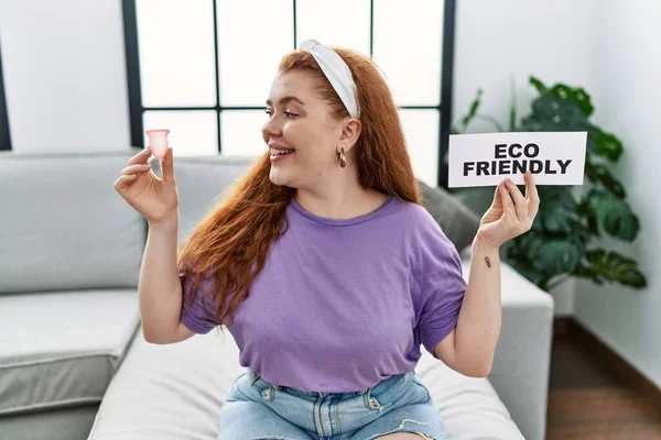 Jovem Ruiva Sorrindo Confiante Segurando Copo Menstrual Bandeira Eco Amigável — Fotografia de Stock