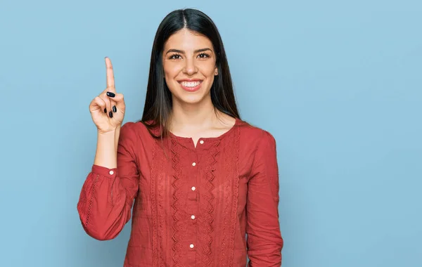 Молода Іспаномовна Жінка Повсякденному Одязі Показує Вказує Пальцем Номер Один — стокове фото