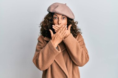 Orta yaşlı İspanyol kadın, Fransız görünüşlü ve bereli. Ağzını yanlışlıkla ellerle kapatmış. gizli kavram. 