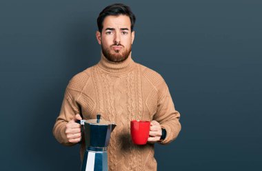 İtalyan kahvesi içen genç İspanyol bunalımlı ve üzüntülü, sinirli ve korkmuş bir şekilde ağlıyor. hüzünlü ifade. 