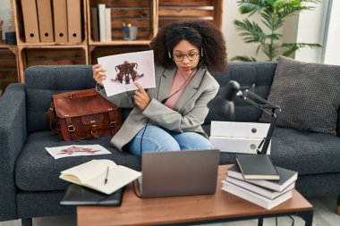 Genç Afrikalı Amerikalı kadın psikolog telekonksiyon yaptırıyor. Psikoloji merkezinde hata testi yapıyor.