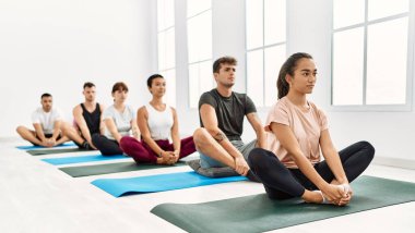 Bir grup İspanyol spor merkezinde yoga eğitimi aldı..