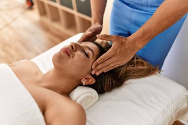 Kadın güzellik merkezinde kafa masajı yaptırıyor..