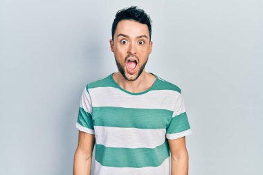 Gündelik kıyafetler giyen genç İspanyol adam şaşkınlık ve şaşkınlık dolu bir ifade, korku ve heyecanlı bir yüz ifadesiyle şoka uğramış ve korkmuştu.. 