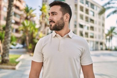 Sokakta yürürken kendine güvenen İspanyol bir adam.